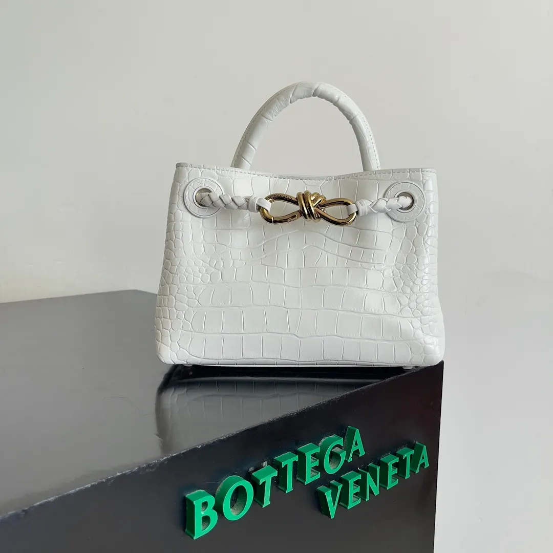 Batch 2880 BOTTEGA VENETA new women's crocodile leather ANDIAMO is shipped! ! ! As a classic model of the BV family, each innovation brings different surprises to fans. There are three ways to carry it with different makeup. Crocodile skin is called the gold in leather and is famous for its top luxury and rarity. During use, the luster of the crocodile skin will not fade or fade with time. No matter how long it is used, it will still remain new. And because each crocodile skin is different, the effect of each crocodile leather bag is different. Style number: 777614 Size: 22*9*15.5cm